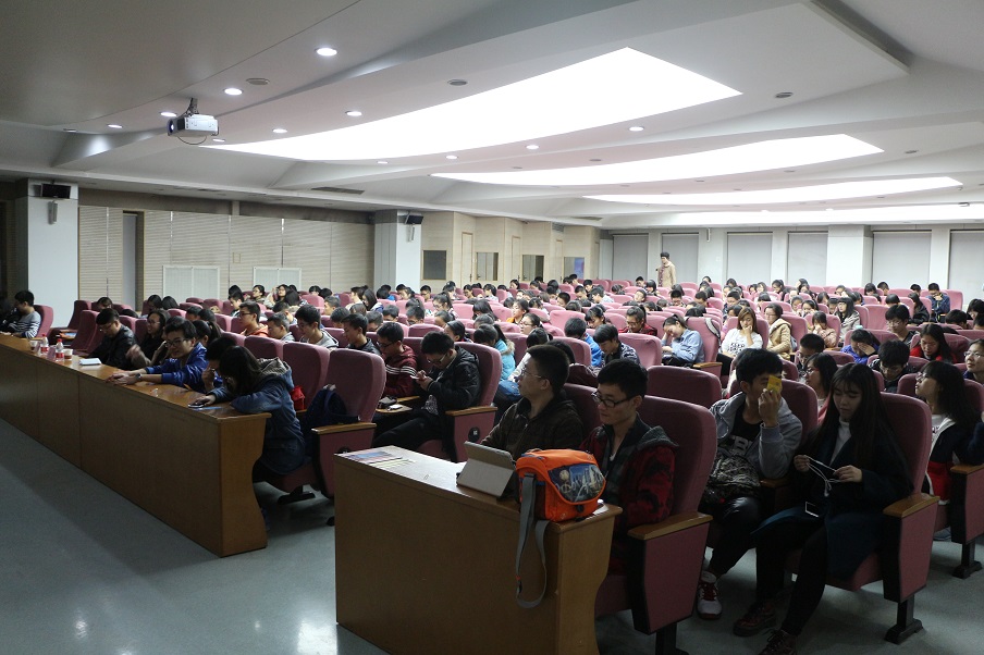 宣讲会现场-认真听1.JPG